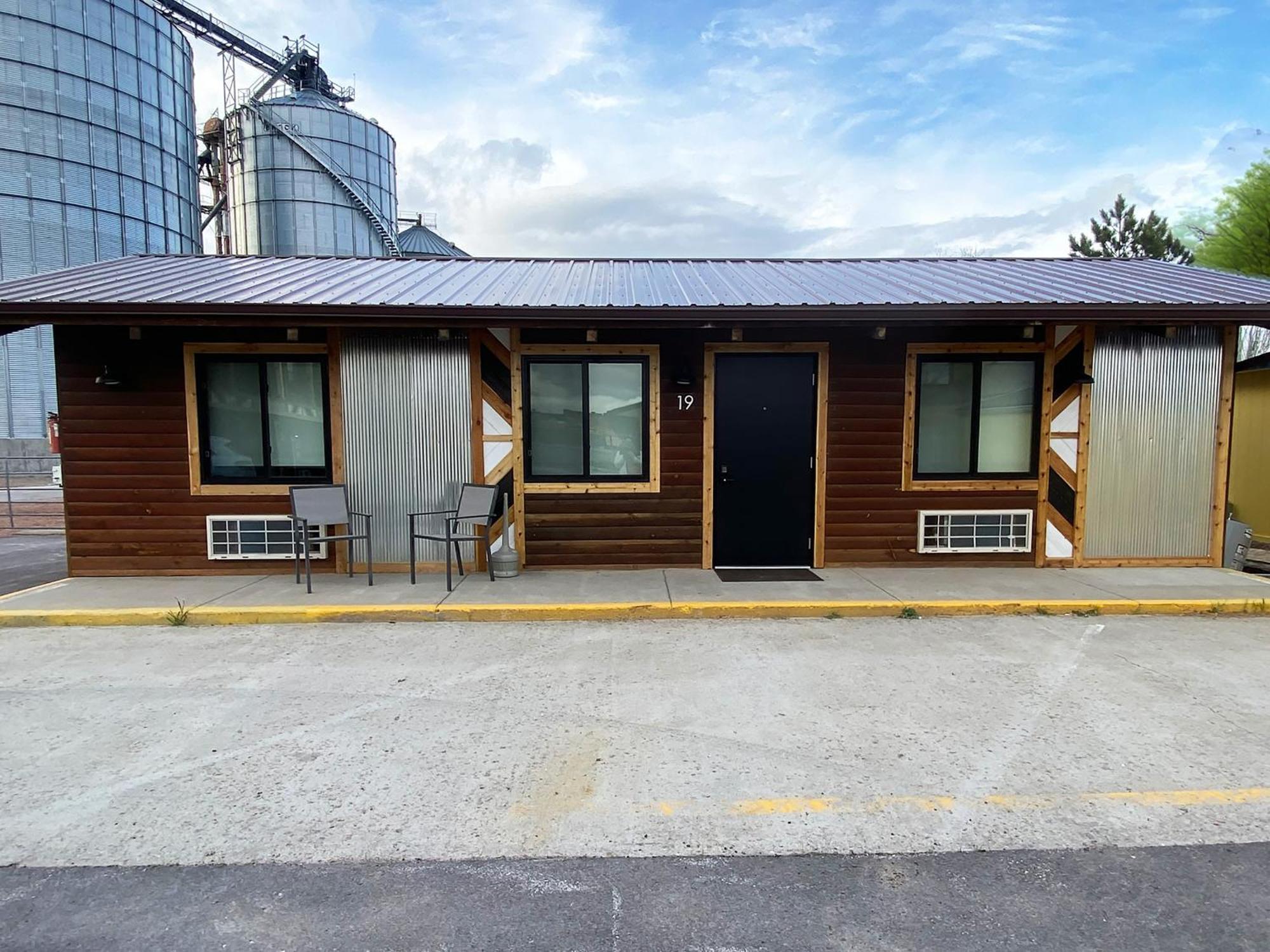 Hansen Inn & Cabins Wall Exterior foto